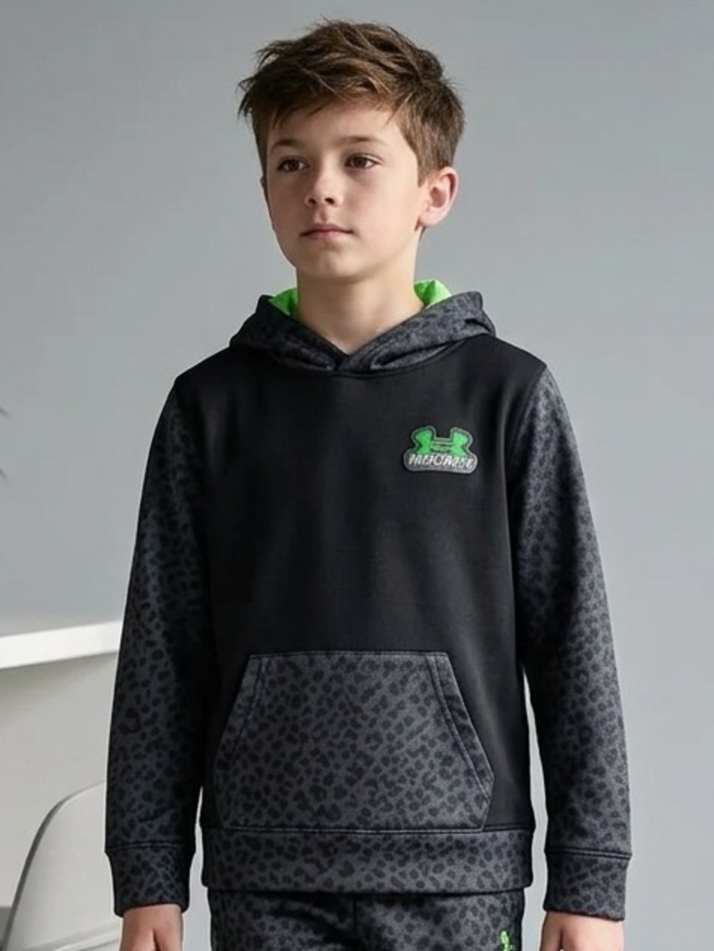 EUC Under Armour Boys Black Gray Athletic Pullover Hoodie Green Accent - Size 6